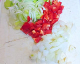 Foto del paso 1 de la receta: Cuartos traseros de pollo con puerros, zanahorias al azafrán