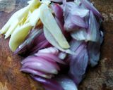 Foto langkah ke 2 dari resep Oseng kulit sapi cabe ijo sederhana.
