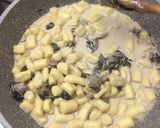 Foto del passaggio 3 della ricetta Gnocchi con radicchio, gorgonzola e noci