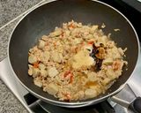 รูปขั้นตอนการทำที่ 3 ของ กะเพราหมูสับหมูยอ