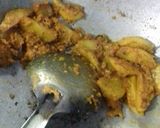 A picture of step 4 of Bengali shorshe dharosh/bhindi masala with mustard seeds paste.