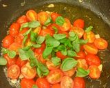 Spagetti koktélparadicsommal, mozzarellával, friss bazsalikommal recept fázis 7 fotója
