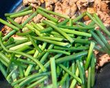A picture of step 4 of Stir fried chicken with garlic shoots 川味蒜苔炒肉.