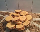 Foto del paso 13 de la receta: Alfajores de limón rellenos con dulce de leche y corazón de ganache de chocolate