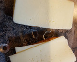 Foto del paso 1 de la receta: Montaditos de queso fundido y aguacate