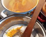 Sajtos tejfölös krumplifőzelék sült kolbásszal (rántásmentes és habarásmentes) recept fázis 2 fotója