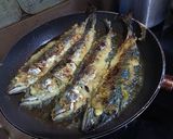 Foto langkah ke 3 dari resep Ikan Salem Goreng Bumbu Dasar Kuning.