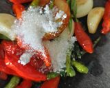 Foto langkah ke 2 dari resep Terong panggang geprek sambal bawang.