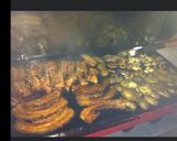 Une image de l'étape 4 de Plancha au lard et travers de porc marinés pommes de terre courgettes et oignons.