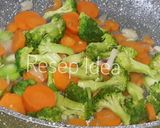 Foto langkah ke 8 dari resep Tumis Brokoli Wortel.