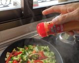 Foto del paso 3 de la receta: Noodles con pollo y gambas