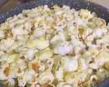 A picture of step 3 of Stove top salty buttery popcorn.