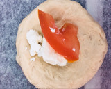 Foto del paso 5 de la receta: Bollitos de queso feta, tomate y albahaca