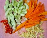 Foto langkah ke 1 dari resep Tumis Timun Wortel Sawi Mommylicious.