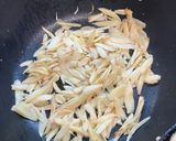 รูปขั้นตอนการทำที่ 3 ของ หมูผัดขิง ไข่ขยี้