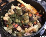 Une image de l'étape 11 de Navets et carottes violettes aux épices indiennes, bouillon de porc et coriandre.