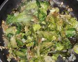 Foto del paso 2 de la receta: Ensalada tibia de lechugas con piñones y semillas de lino dorado