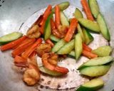 รูปขั้นตอนการทำที่ 2 ของ กุ้งผัดแตงกวา