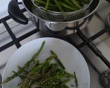 Foto del passaggio 1 della ricetta Strudel salato con asparagi e formaggio