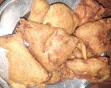 A picture of step 5 of Leftover Roti pakoda.