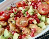 Foto del paso 7 de la receta: Cous cous de pollo marinado con aguacate y granada