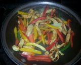 Foto del paso 4 de la receta: Fajitas de pollo salteadas con vegetales