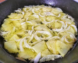 Foto del paso 2 de la receta: Brioche de pulpo a la albahaca con patata y cebolla a lo pobre