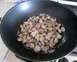 Foto del passaggio 2 della ricetta Tagliolini neri alle vongole