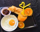 Hình bước làm 1 của món Bánh mì trứng ốp laNước cam épĐủ chất covid