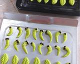 Foto langkah ke 4 dari resep Caterpillar Cookies (Kue Kering Ulat Hijau).