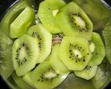 A picture of step 2 of Strawberry & kiwi smoothie.