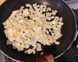 Une image de l'étape 4 de Tarte bonhomme » au céleri branche,tomates, mozzarella,oignon de roscoff et poivre vert frais.