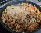 Foto del paso 5 de la receta: Noodles de arroz con verduras y pollo