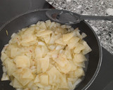 Foto del paso 3 de la receta: Tortilla de patata 🥔, cebolla, y 🍆