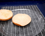 Foto del paso 10 de la receta: Hamburguesa de salmón con salsa de pepino (Sin sal añadida)