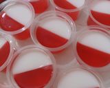 Foto langkah ke 5 dari resep Puding Cup Merah Putih.