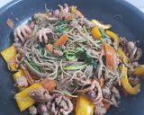 Hình bước làm 8 của món Mì mè đen xào ngũ sắc