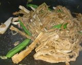 Hình bước làm 3 của món Măng khô xào chay