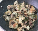 Foto del paso 1 de la receta: Pollo en fritada con ajos, perejil y huevo con puntillitas