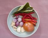 Foto langkah ke 1 dari resep Semur Telur Dadar Pedas.