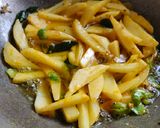 A picture of step 3 of Gujrati Bhinda batata nu shak/allo bhindi ki sabzi.