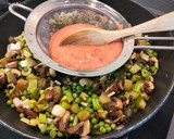 Foto del paso 10 de la receta: Pasta con gambones y verduras
