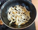 Foto del paso 2 de la receta: Hamburguesas de potro con crema de boletus y cebolla caramelizada