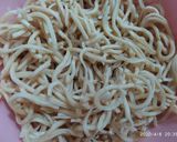 Foto langkah ke 1 dari resep Mie Telur Goreng campur kol dan cabai hijau.