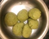 A picture of step 4 of Palak roti.