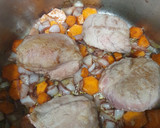 Foto del paso 3 de la receta: Carrilleras de cerdo en salsa con toque de miel