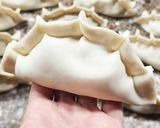 Foto del paso 3 de la receta: 🧅🧀 Empanadas de cebolla y queso muzzarella 🧀🧅 para freír, para hornear, para freezar 😉