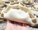 Foto del paso 3 de la receta: 🧅🧀 Empanadas de cebolla y queso muzzarella 🧀🧅 para freír, para hornear, para freezar 😉