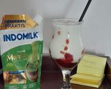 Foto langkah ke 3 dari resep Strawberry Matcha Latte.