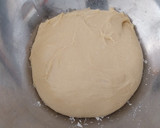 Foto del paso 5 de la receta: Coca de Sant Joan 2024 v1: De piñones rellena de nata y coulis de frutos rojos